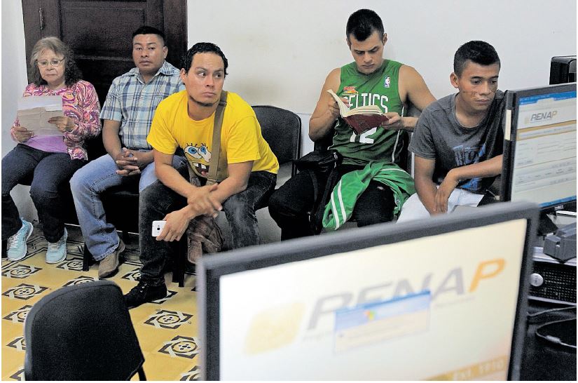 El Renap pondría en riesgo la calidad del DPI, al haber eliminado estándares de seguridad internacionales.(Foto Prensa Libre: Esbín García)