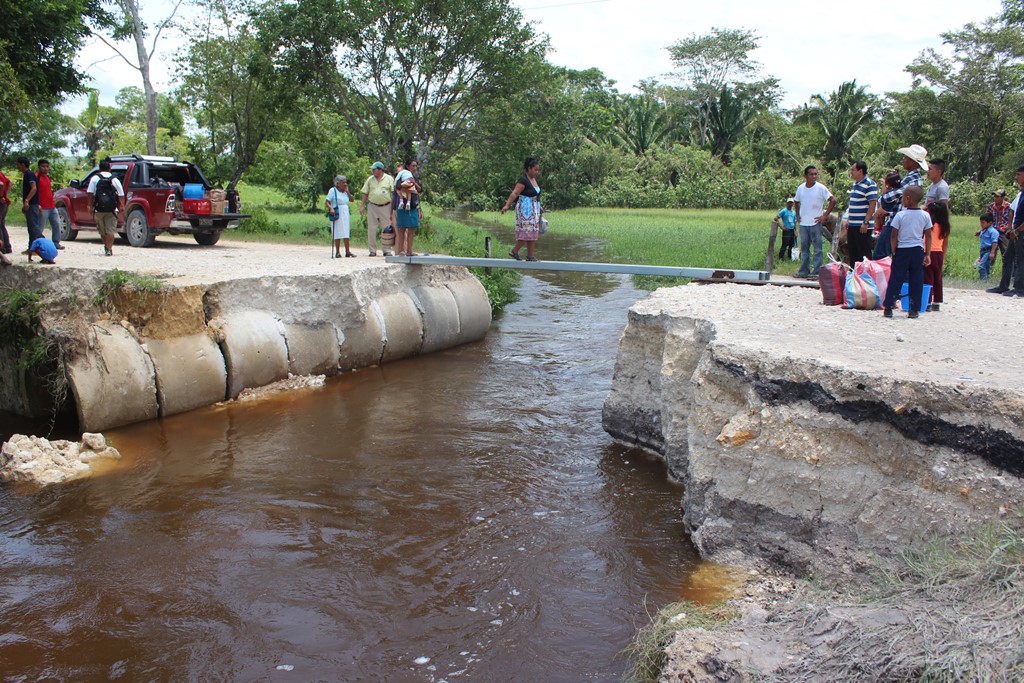 Puente destruido en la comunidad Cidabenque, Melchor de Mencos, Petén. (Foto Prensa Libre: Rigoberto Escobar).