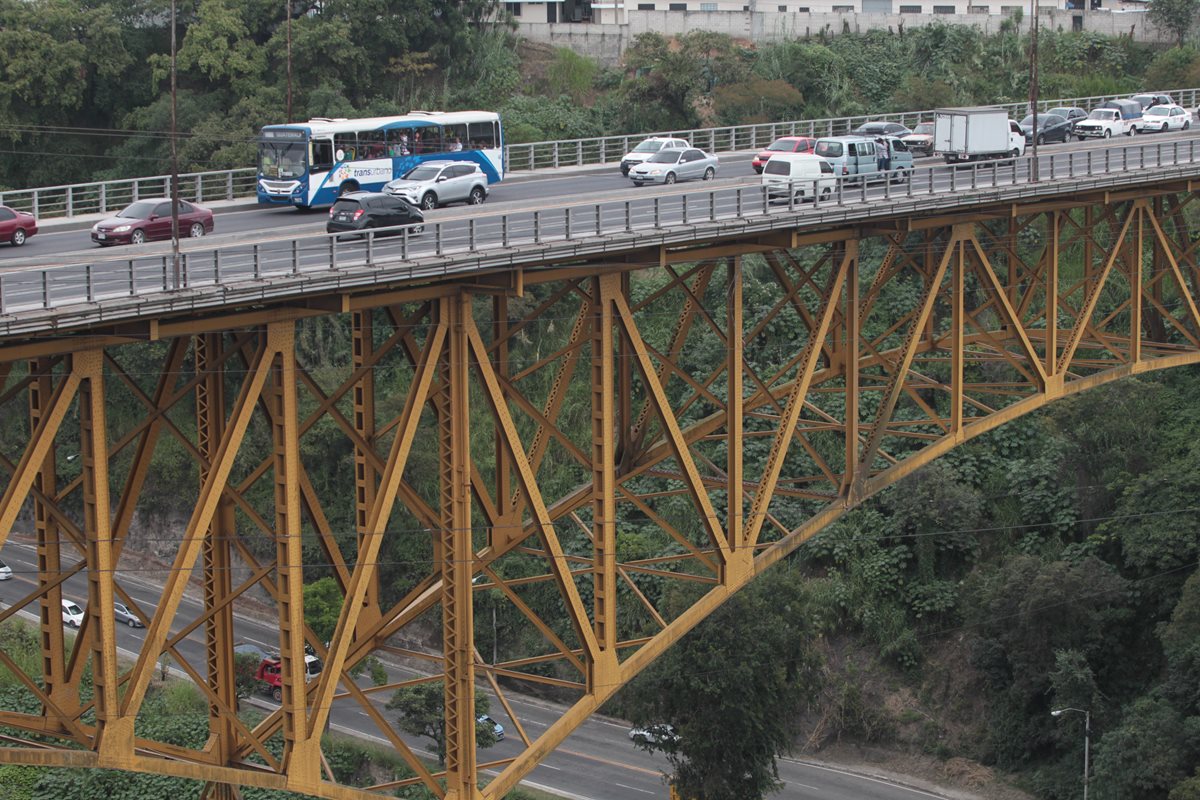 El puente Belice fue construido en la década de los 50 y desde entonces no se le da mantenimiento. (Foto Prensa Libre: Erick Ávila)
