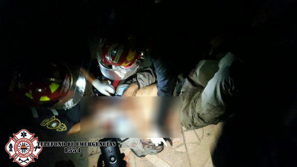 Socorristas estabilizan a hombre vapuleado en San Pedro Sacatepéquez. (Foto Prensa Libre: Bomberos Municipales Departamentales)
