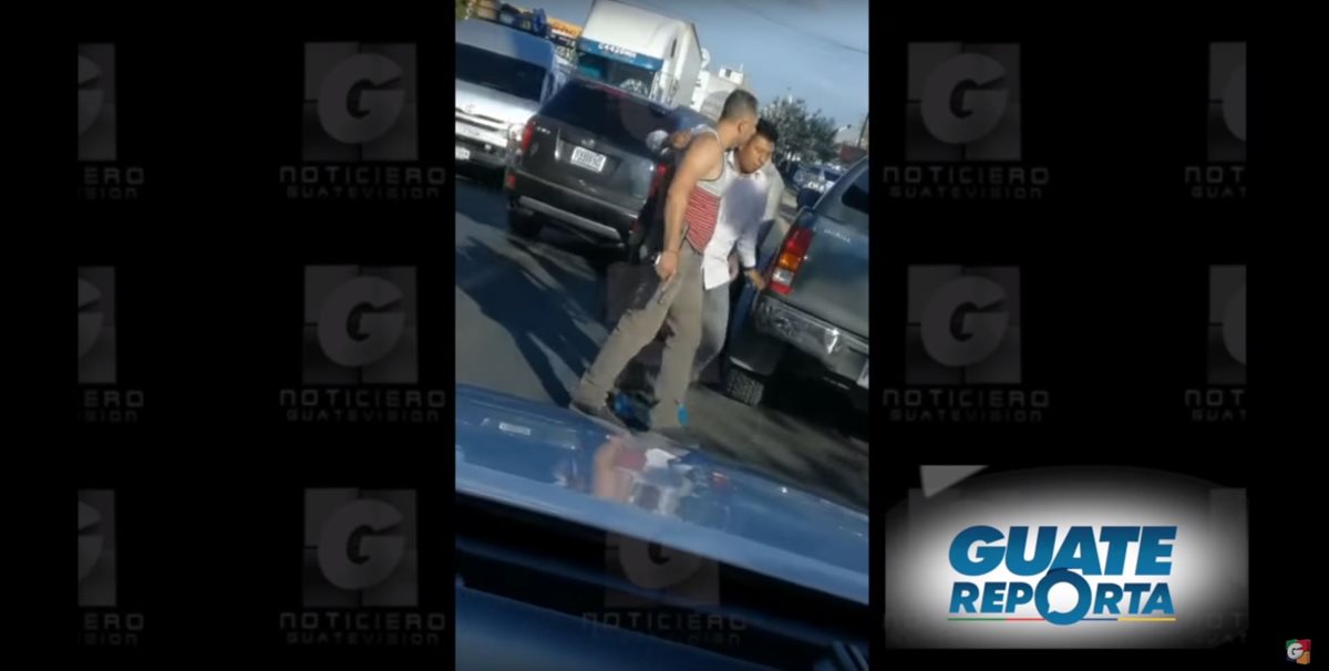 El video entre dos automovilistas que discuten con armas de fuego en mano fue grabado aparentemente en Jutiapa, según televidentes de Guatevisión. (Foto Prensa Libre: Guatevisión)