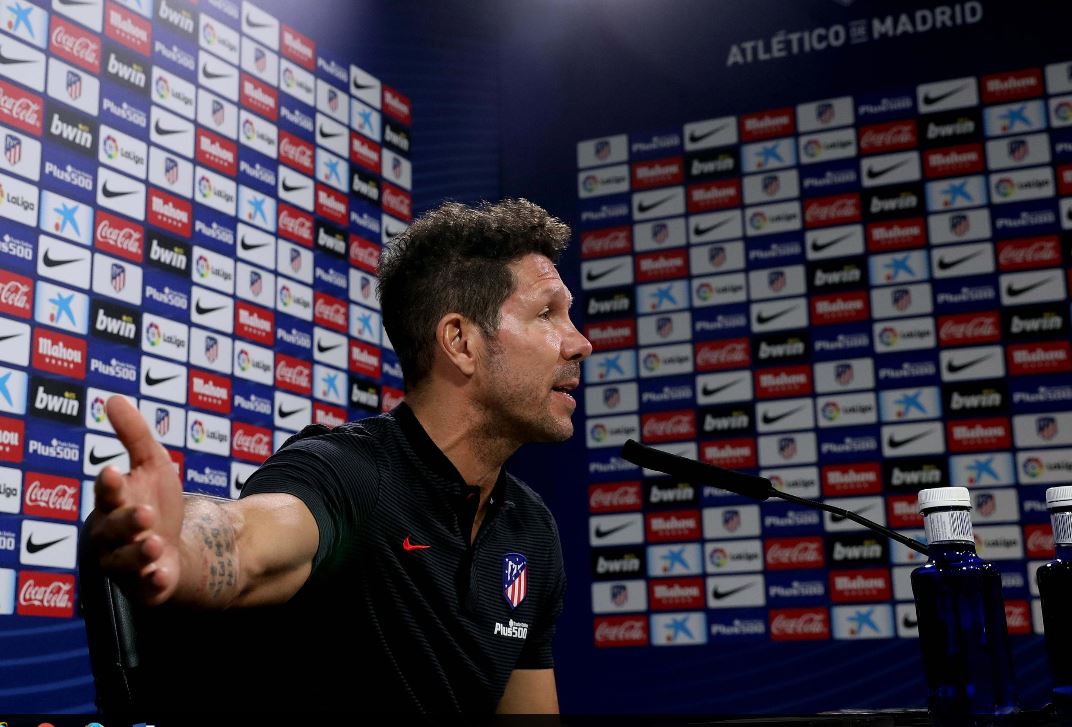Diego Simeone, técnico del Atlético, aplaudió a Messi por su papel con Argentina y habló del duelo contra el Barsa. (Foto Prensa Libre: EFE)