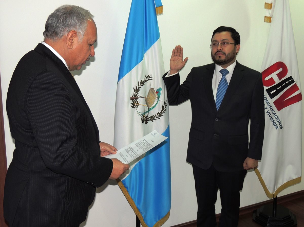 Momento en que Carlos Velásquez Monge es juramentado como directro de la DGAC. (Foto Prensa Libre: CIV)
