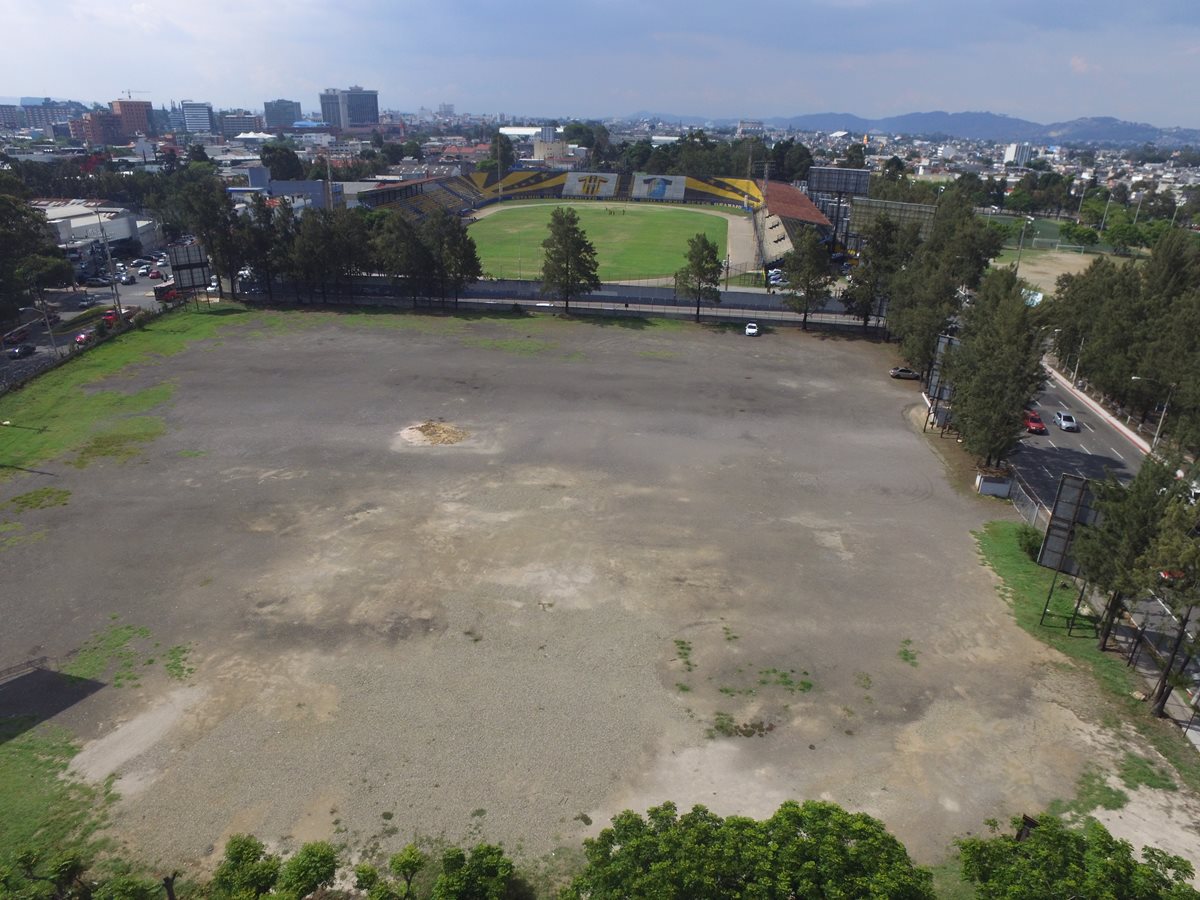 En este terreno de la zona 5 capitalina se construiría el nuevo Estadio del Ejército, con capacidad para 15 mil personas, un estacionamiento y un centro comercial. A cargo estaría el grupo Futeca. (Foto Prensa Libre: Hemeroteca PL)
