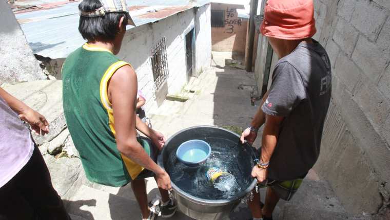 En muchos lugares del país la población carece del servicio de agua potable. (Foto Prensa Libre: Hemeroteca PL)