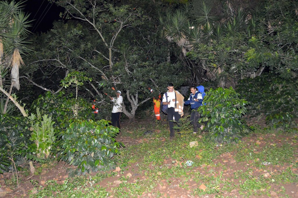 Socorristas buscan a turistas extraviado en el volcán Jumay, en Jalapa. (Foto Prensa Libre: Hugo Oliva).