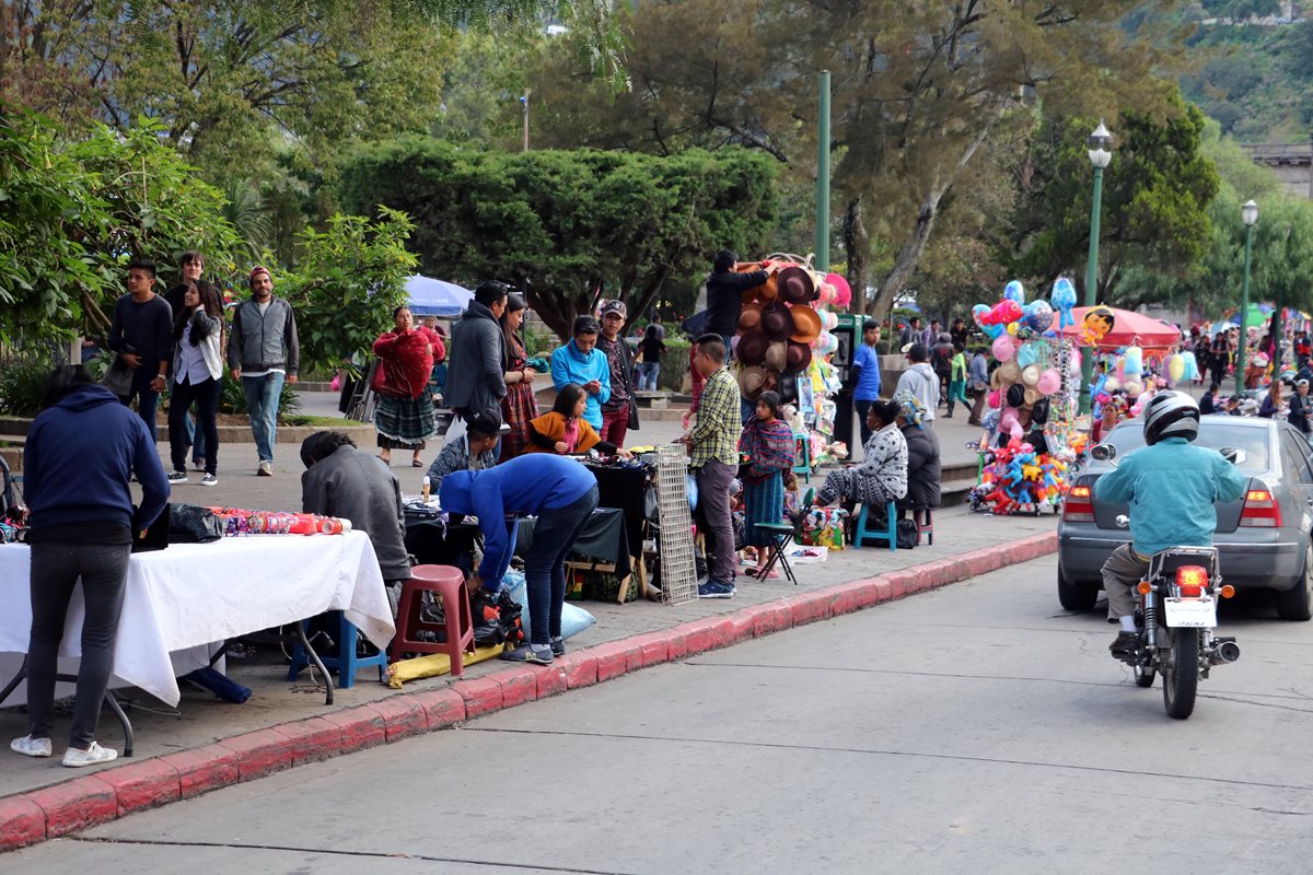 Cada vez hay más ventas informales en el parque central de Quetzaltenango y en los alrededores. (Foto Prensa Libre: Carlos Ventura).