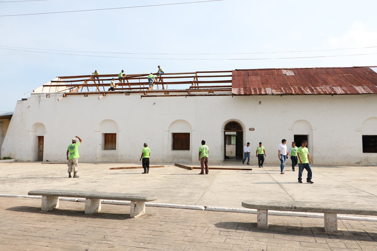 El castillo de Arismendi es reparado por trabajadores de la municipalidad de Flores, Petén.(Foto Prensa Libre: Rigoberto Escobar)
