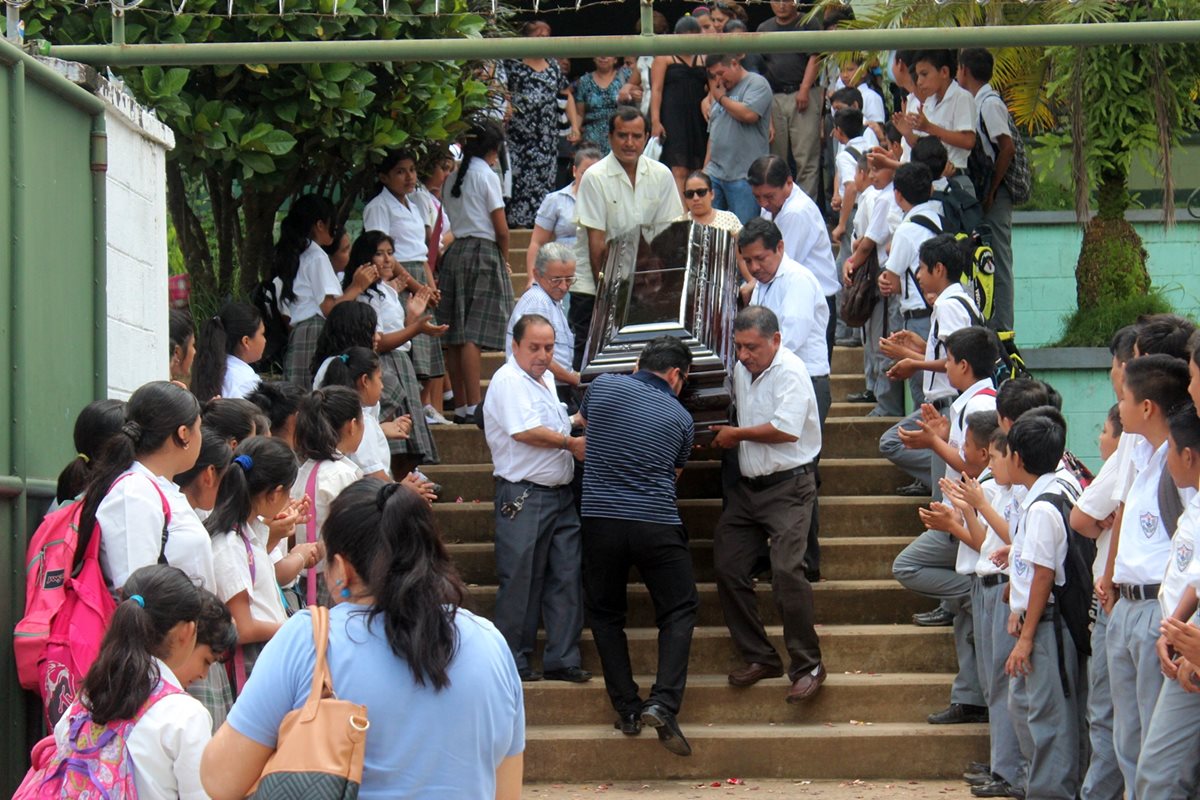 Los restos del comunicador recorren las instalaciones del instituto de nivel básico Claudio Leoncio Maldonado López. (Foto Prensa Libre: Alexander Coyoy)