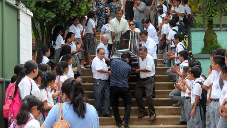 Los restos del comunicador recorren las instalaciones del instituto de nivel básico Claudio Leoncio Maldonado López. (Foto Prensa Libre: Alexander Coyoy)