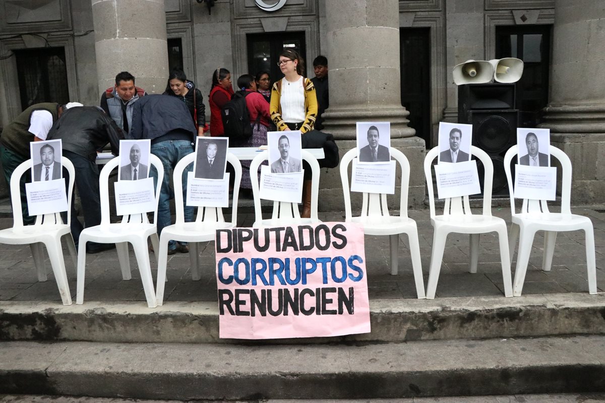 Sillas que ocuparían los legisladores permanecen vacías, lo que molestó a pobladores. (Foto Prensa Libre: María José Longo).