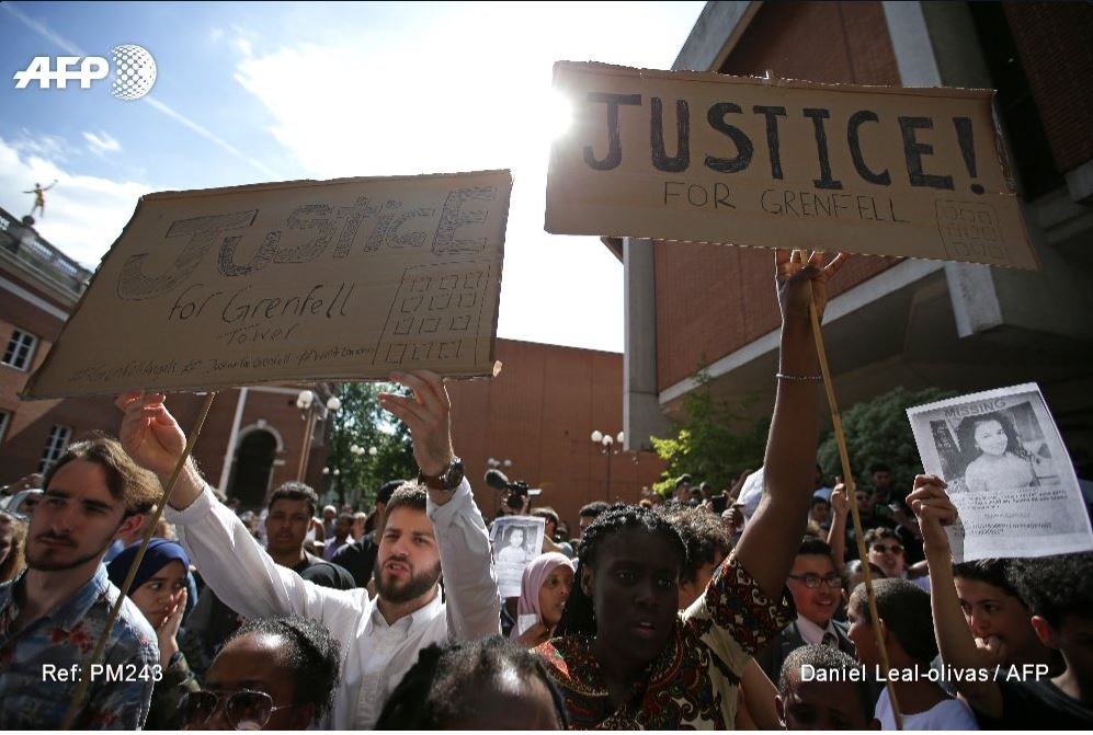 Manifestantes exigen justicia por incendio. (Foto Prensa Libre: AFP)
