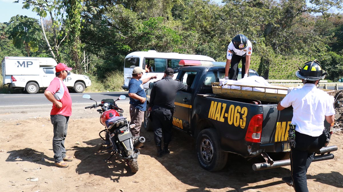 La mujer, de unos 30 años aproximadamente, tenía golpes en diferentes partes del cuerpo. (Foto Prensa Libre: Cristian Soto)