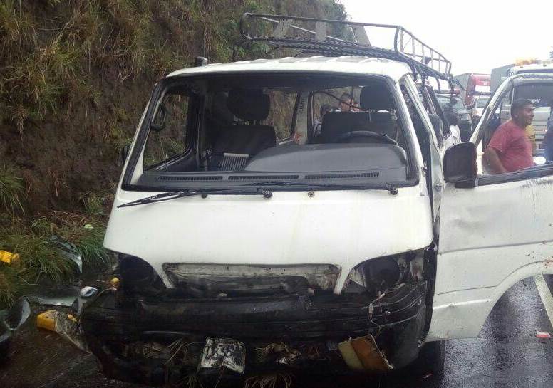 Microbús involucrado en el accidente. Foto Prensa Libre: Provial.
