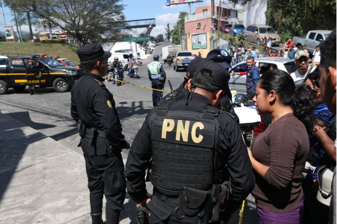 Policía escucha testimonios en el lugar de los hechos. (Foto Prensa Libre: Érick Ávila)