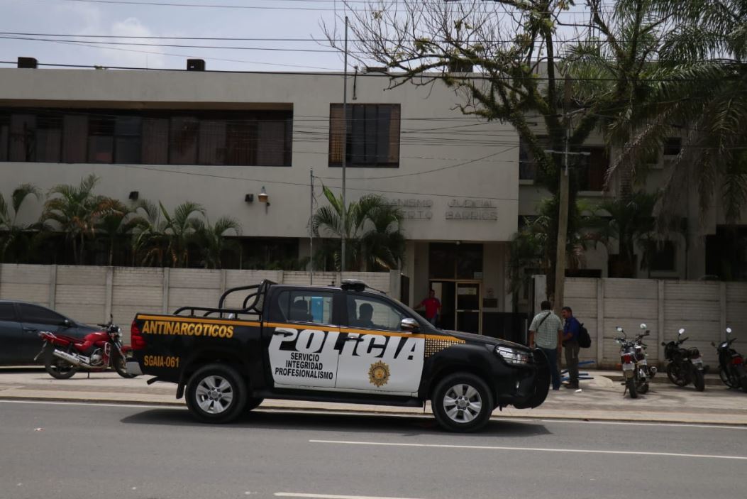 La Policía Nacional Civil trasladó a seis capturados por desfalco al Juzgado de Puerto Barrios, Izabal. (Foto Prensa Libre: Dony Stewart)