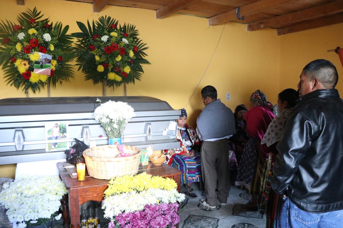 Vecinos acuden al velorio de Felipe González, para solidarizarse con la esposa del migrante que murió baleado en Maryland, Estados Unidos. (Foto Prensa Libre: María José Longo)