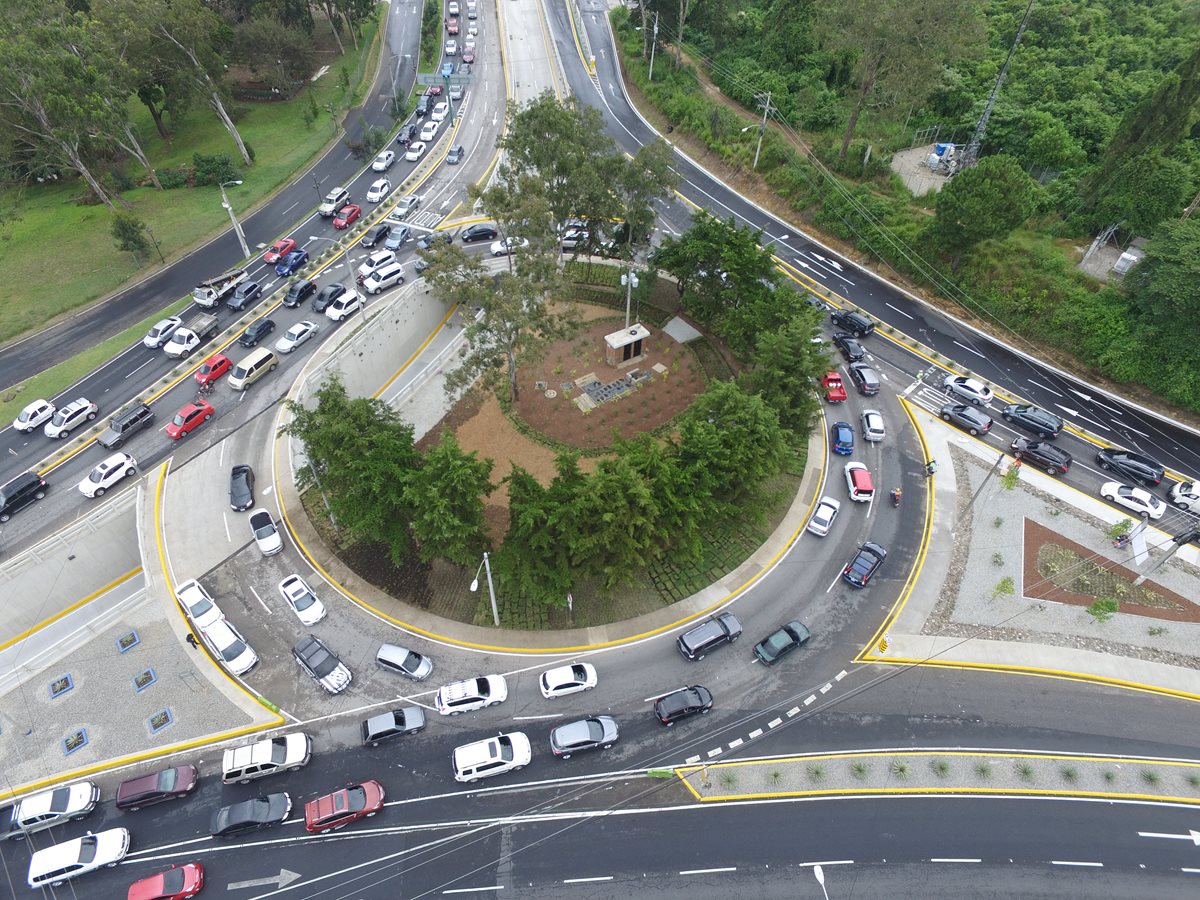 Viaducto de Cayalá no da la solución al tránsito, opinan los vecinos del sector. (Foto Prensa Libre: Hemeroteca PL)