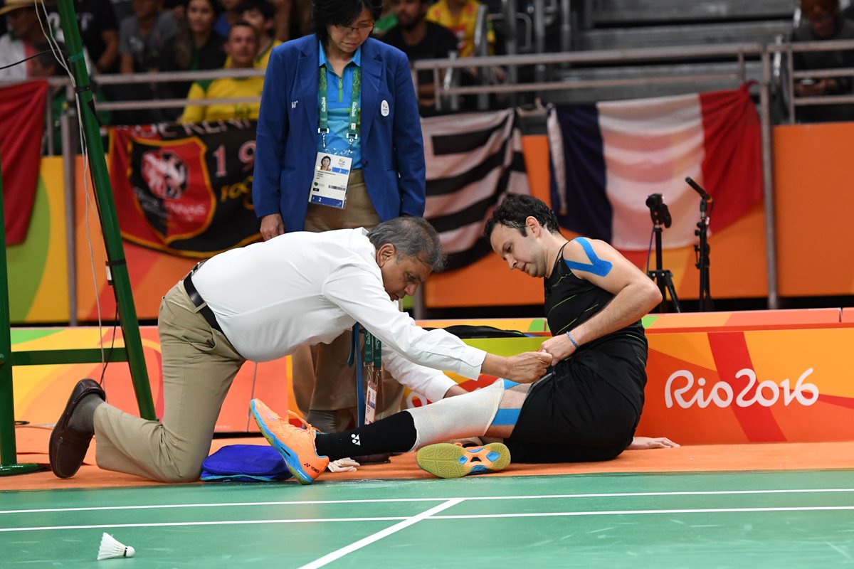 Kevin Cordón recibió asistencia médica durante el juego contra el Adrián. (Foto Prensa Libre: Cortesía COG)