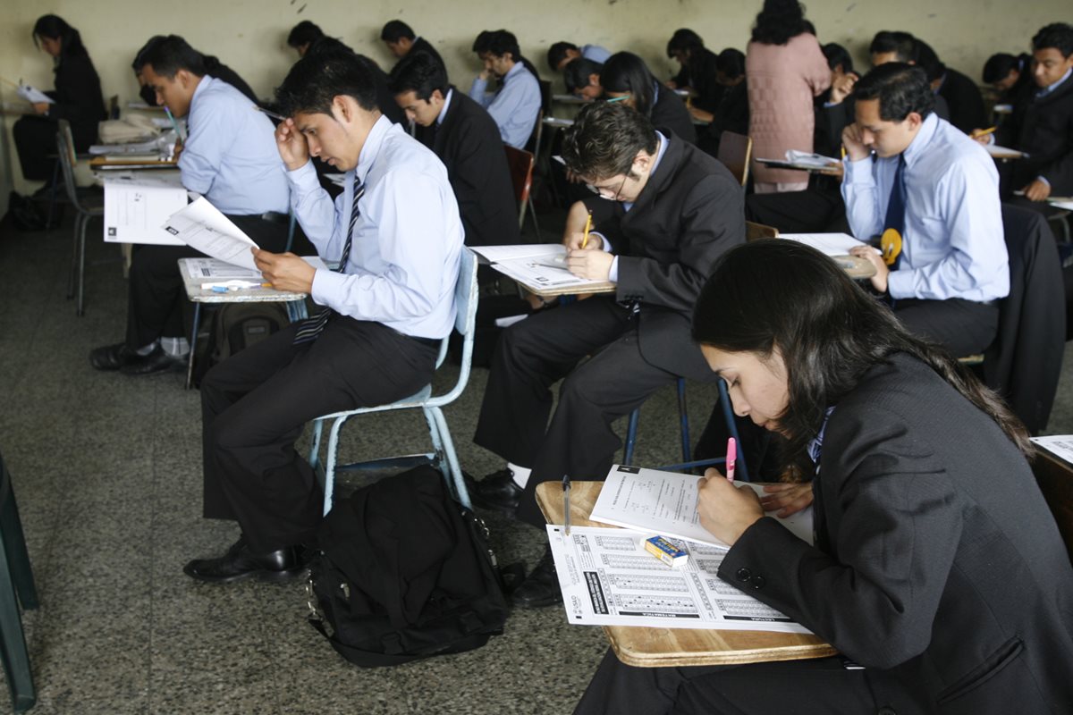 Analistas confían que mejores factores económicos y sociales elevarán la calidad educativa. (Foto Prensa Libre: Hemeroteca PL)