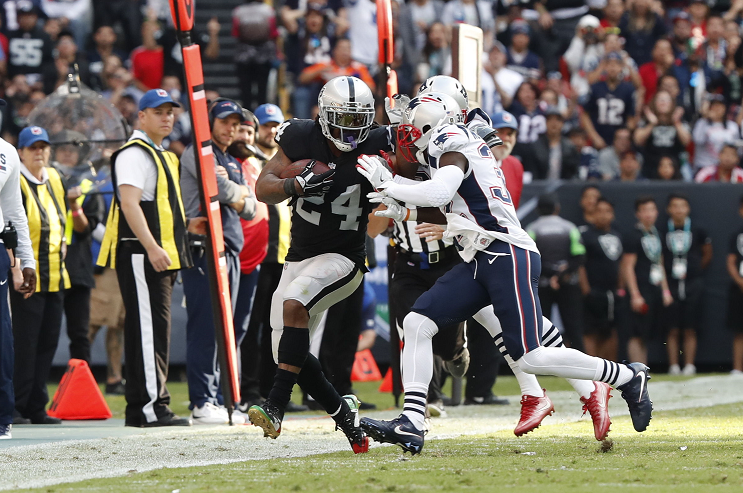 Marshawn Lynch se ha mantenido sentado cuando cantan el himno de EE. UU. En México se paró. (Foto Prensa Libre: EFE)