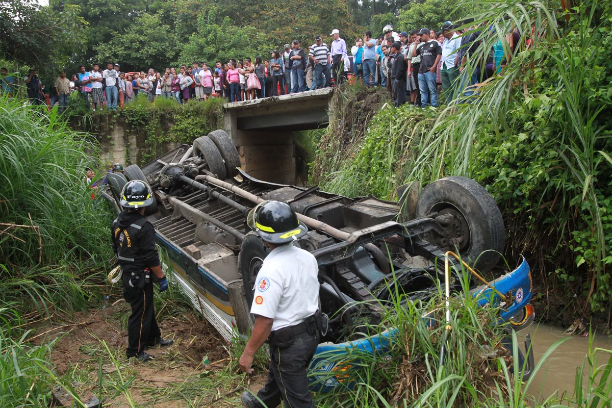 Unidad de Transportes La Incondicional cayó a un barranco, en el camino de San Pedro Ayampuc a la capital. (Foto Prensa Libre: Estuardo Paredes)