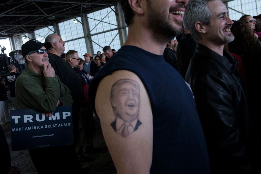 Un simpatizante de Donald Trump luce un tatuaje con el rostro del magnate en Ohio. (Foto Prensa Libre: AFP).