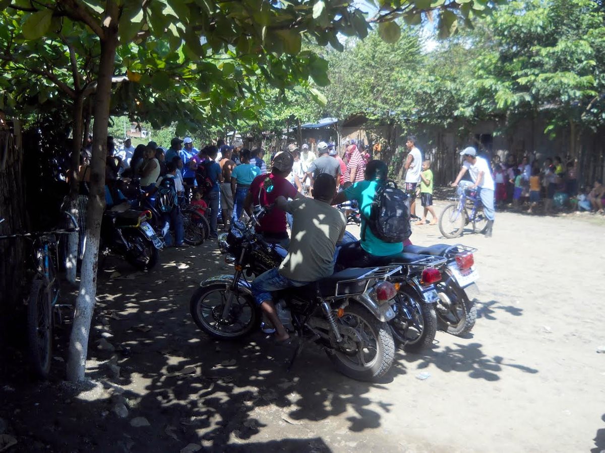 Vecinos del barrio La Unión, en El Estor, exigen la expulsión de un menor, a quien acusan de delincuente. (Foto Prensa Libre: Dony Stewart)