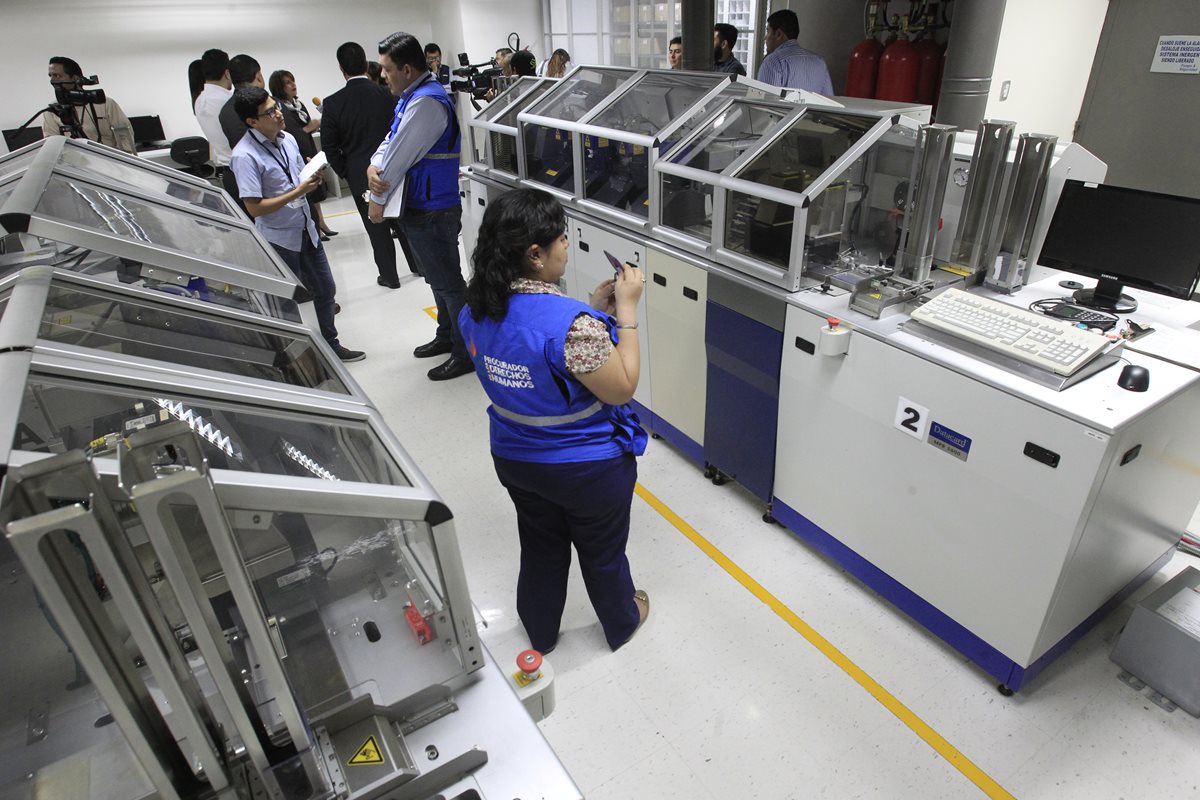 Easy Marketing entregó oficialmente las impresoras de DPI a Renap. (Foto Prensa Libre: Carlos Hernández)