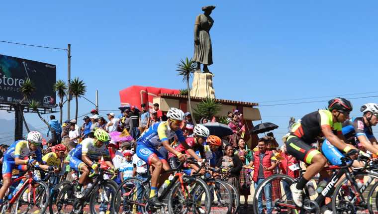En el 2017 la Vuelta a Guatemala tuvo un circuito en Quetzaltenango que contó con gran afluencia de aficionados que alentaron a los ciclistas. (Foto Prensa Libre: Raúl Juárez)