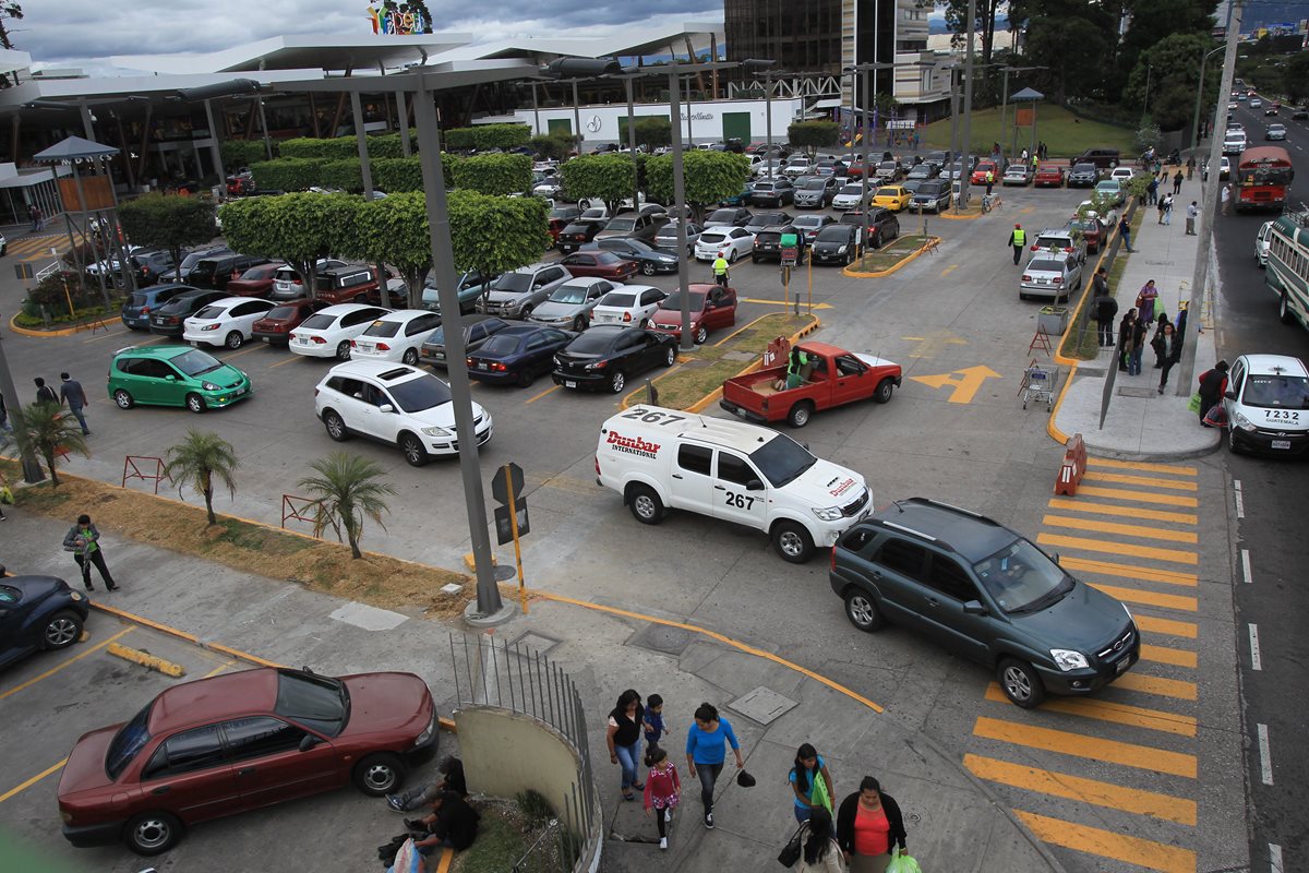 En los alrededores de los centros comerciales es donde se concentrará el mayor tránsito durante esta semana. (Foto Prensa Libre: Esbín García)