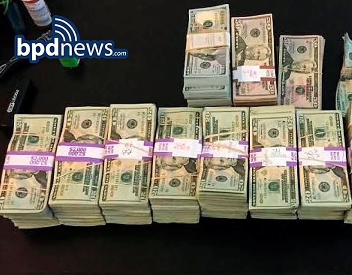 Parte de los dólares que MacCausland encontró en su taxi y que devolvió. (Foto Prensa Libre: AP).