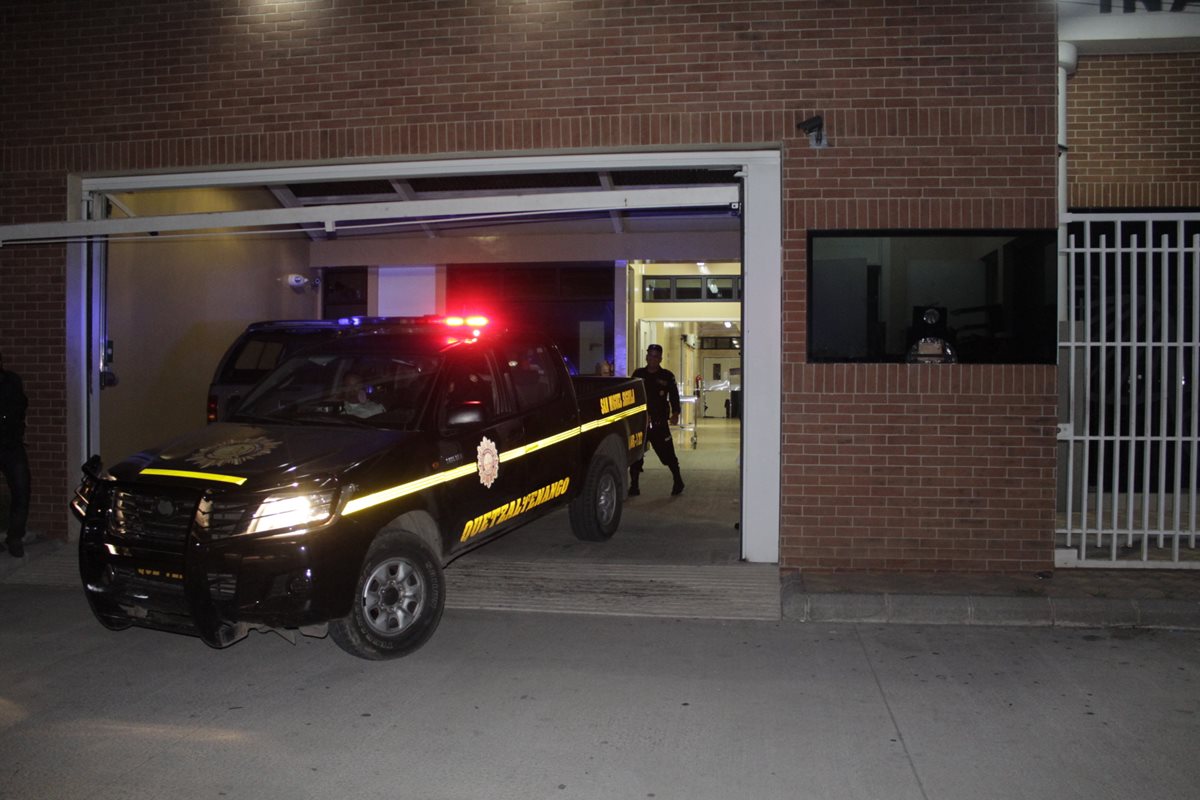 Cadáver de Silvia Camacho es trasladado al Instituto Nacional de Ciencias Forenses de Quetzaltenango. (Foto Prensa Libre: María José Longo)