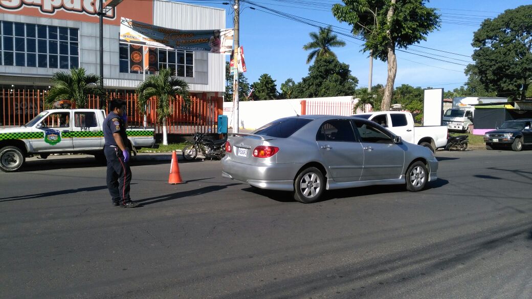 Vehículo en el que viajaba Lindaura Aceituno, quien fue ultimada en Coatepeque. (Foto Prensa Libre: Alexánder Coyoy)