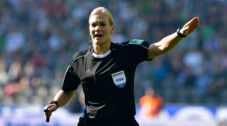 Bibiana Steinhaus, la primera mujer árbitro en la Bundesliga, dirigió el domingo el empate 1-1 entre Hertha Berlín y Werder Bremen. (Foto Prensa Libre: AFP)