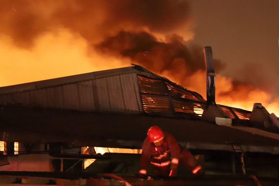 Socorristas sofocan el incendio en una maquila de la calzada San Juan. (Foto: Bomberos Municipales)