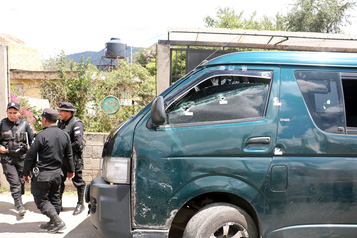 Policías recolectan evidencias en el lugar donde fue atacado un piloto de un microbús, que de Xelajú cubre la ruta a Colomba. (Foto Prensa Libre: Carlos Ventura)