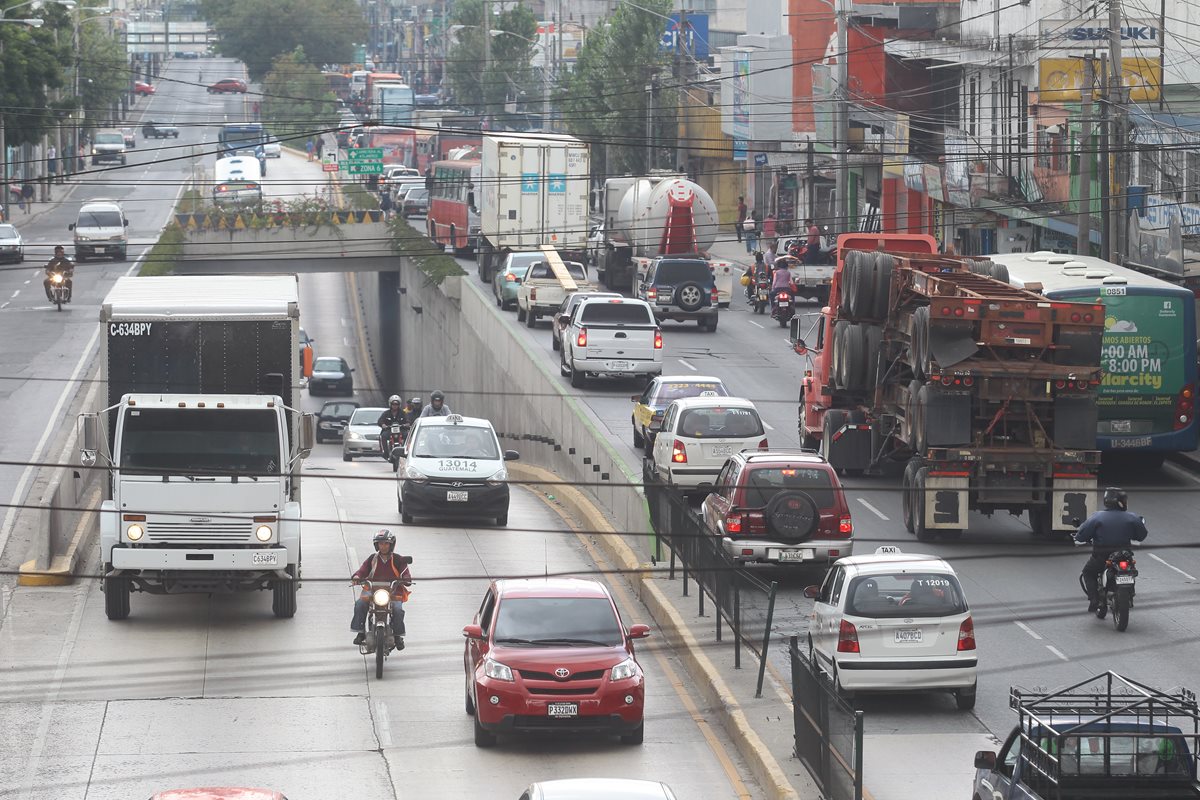 Las modificaciones son para permitir la circulación del transporte pesado en la capital los sábados. (Foto Prensa Libre: Hemeroteca PL)