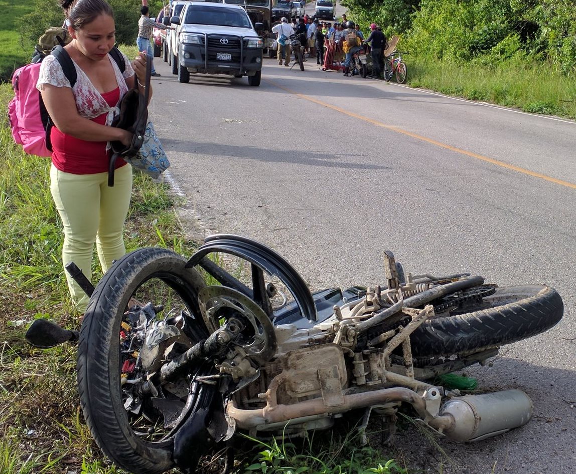 Una mujer observa la moticicleta donde se conducía el fallecido en compañía de otro joven que resultó herido. (Foto Prensa Libre: Rigoberto Escobar)