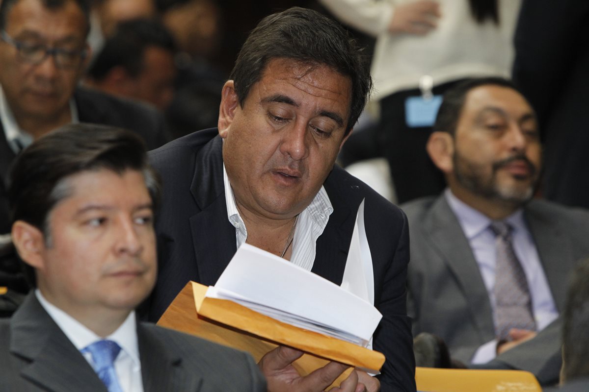 Gustavo Alejos y Mauricio López Bonilla, exministro de Gobernación, captados en la sala de vistas de la Corte Suprema de Justica. (Foto Prensa Libre: Álvaro Interiano)