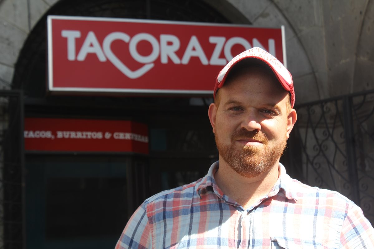 Jesse Schauben y su restaurante Tacorazón en Xela, cuyos productos son orgánicos y cultivados por familias que se benefician del negocio. (Foto Prensa Libre: Fred Rivera)
