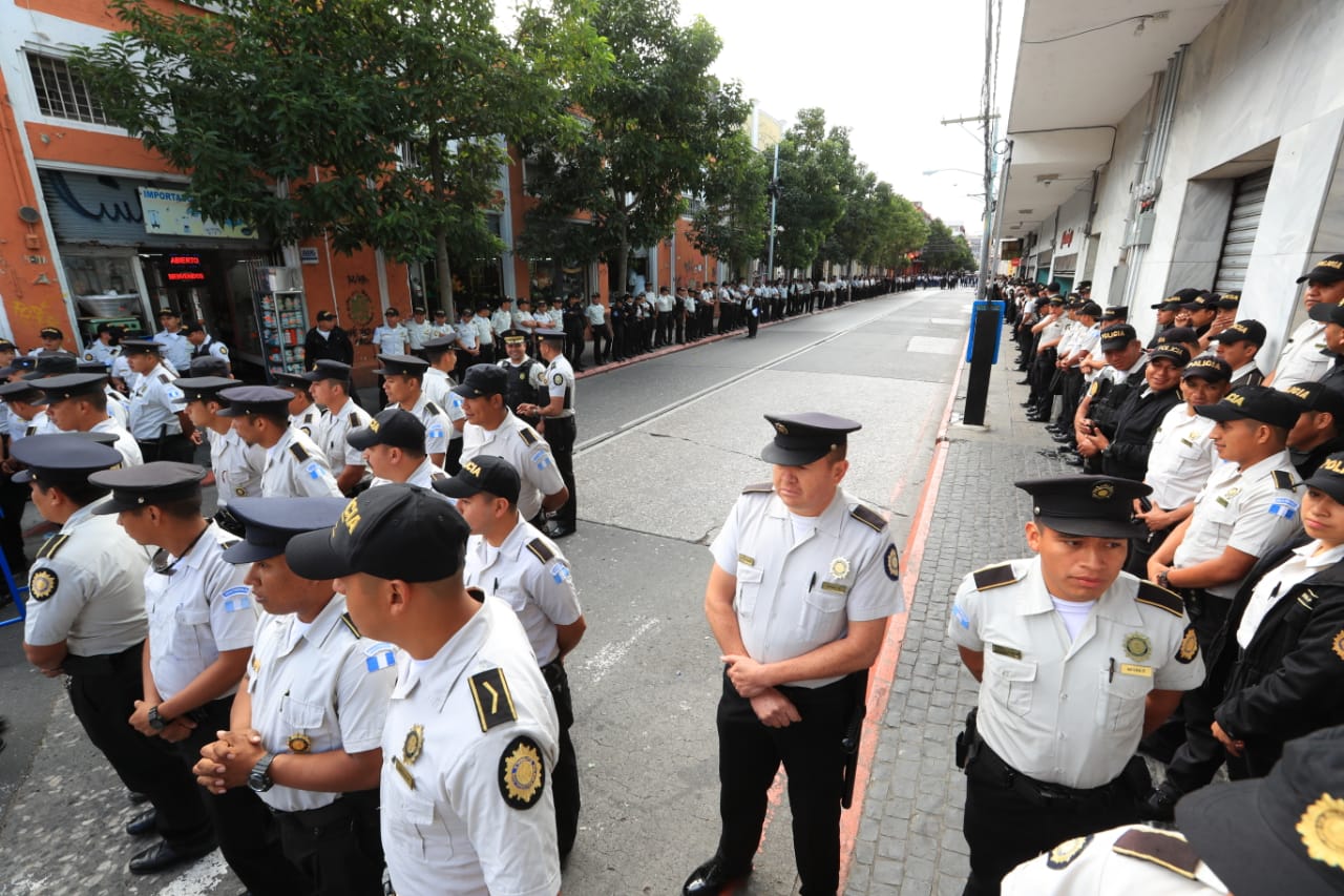 Cientos de policías fueron destacados a las afueras del Congreso y el Palacio Nacional de la Cultura mientras el presidente Jimmy Morales presentaba su informe de Gobierno. (Foto Prensa Libre: Carlos Hernández)