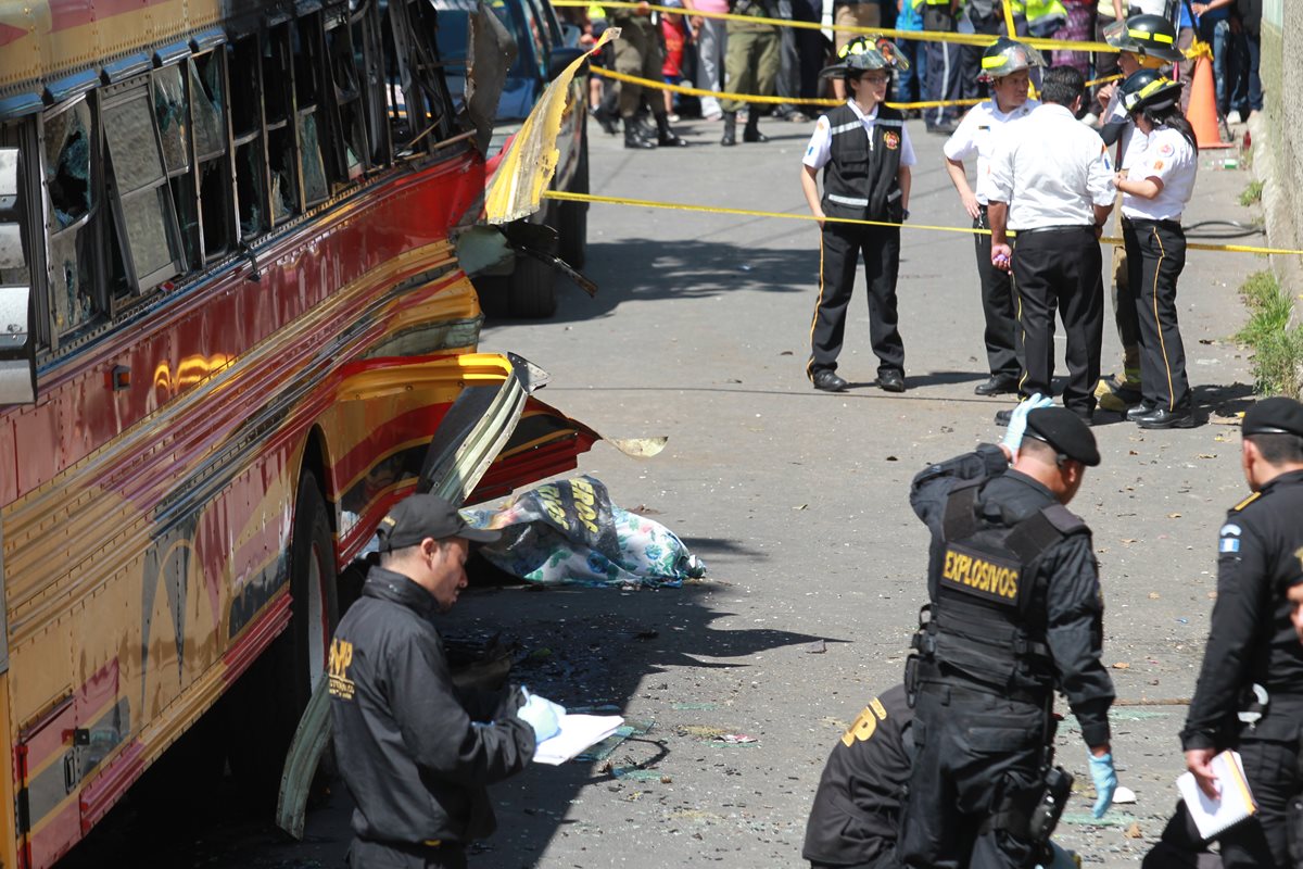 Una bomba detonó en un bus y mató a dos personas e hirió a 14 más, ataque perpetrado por el grupo dirigido por alias Arjona. (Foto Prensa Libre: Hemeroteca PL)