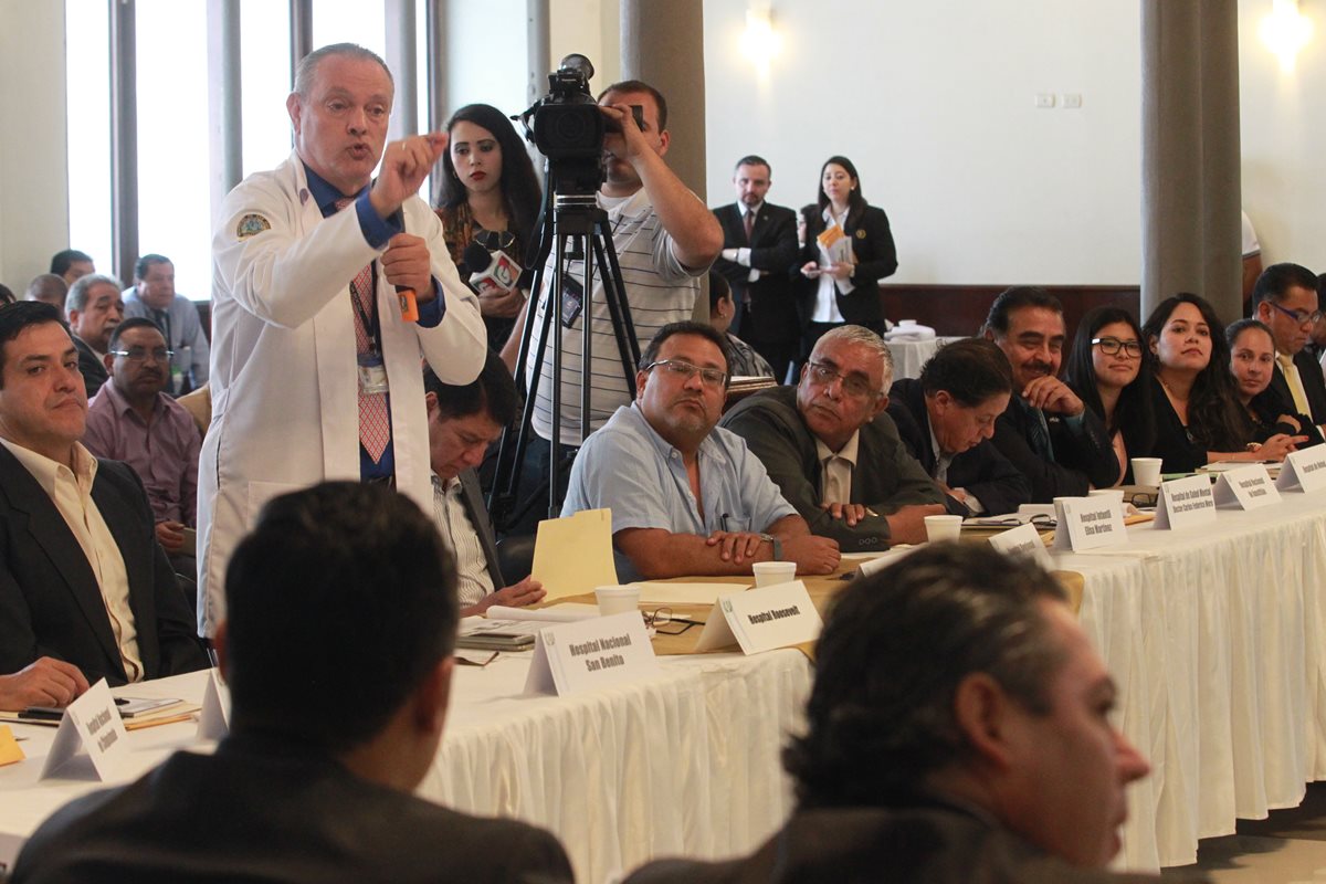 Directores de áreas y de hospitales acuden a la citación de la Comisión de Salud del Congreso para dialogar sobre el presupuesto para el 2017. (Foto Prensa Libre: Hemeroteca PL)