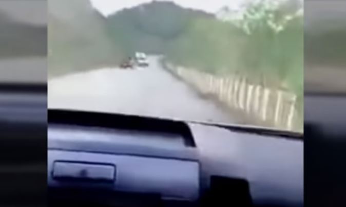 El video fue grabado por los pasajeros de otro vehículo. (Foto Prensa Libre)