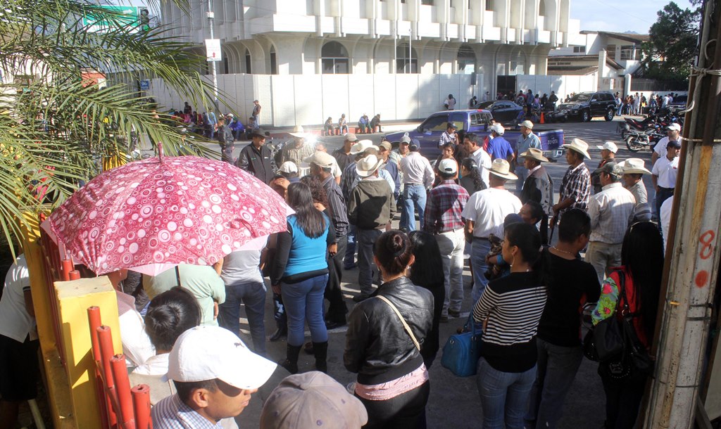 Empleados municipales de Jalapa exigen el pago de salarios atrasados. (Foto Prensa Libre: Hugo Oliva).