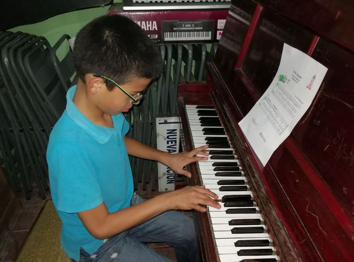 Héctor Asencio Pedro, de 12 años, ejecuta varias melodías como "Pulgarcito", "Pimpón" y "Dios". (Foto Prensa Libre: Óscar García)