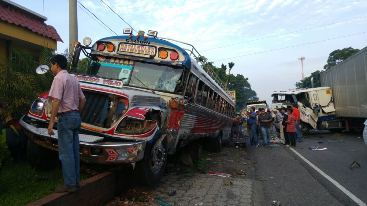 Autobús en el que viajaban niños y padres de familia rumbo a Escuintla, pero fue embestido en el km 151 de la ruta a suroccidente, Suchitepéquez. (Foto Prensa Libre: Rolando Miranda)