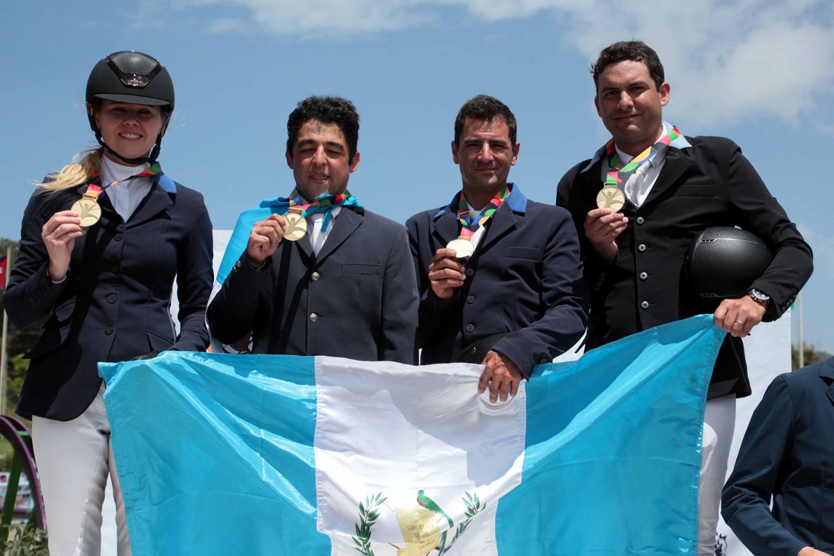 Carlos Sueiras, Juan Pablo Pivaral, Sarka de Méndez y Wylder Francisco Rodríguez posan con el oro conseguido en prueba completa por equipos. (Foto Prensa Libre: cortesía COG)