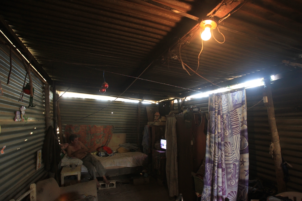 La mayoría de pobladores de Nuevo Santo Domingo los Ocotes, San Antonio La Paz, El Progreso, tiene solo un foco en su vivienda, y pocos tienen televisión. (Foto Prensa Libre: Esbin García)